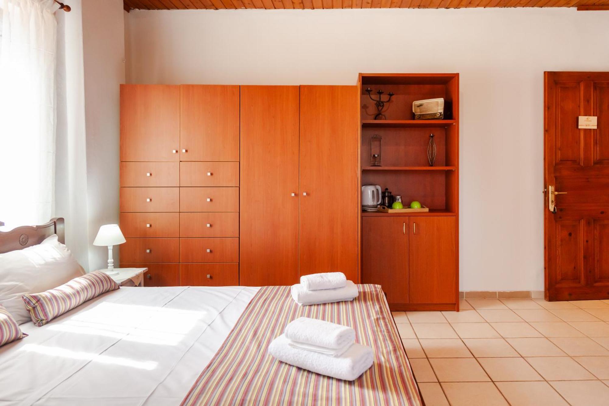 Amnisiades Apartments การ์เตรอส ภายนอก รูปภาพ